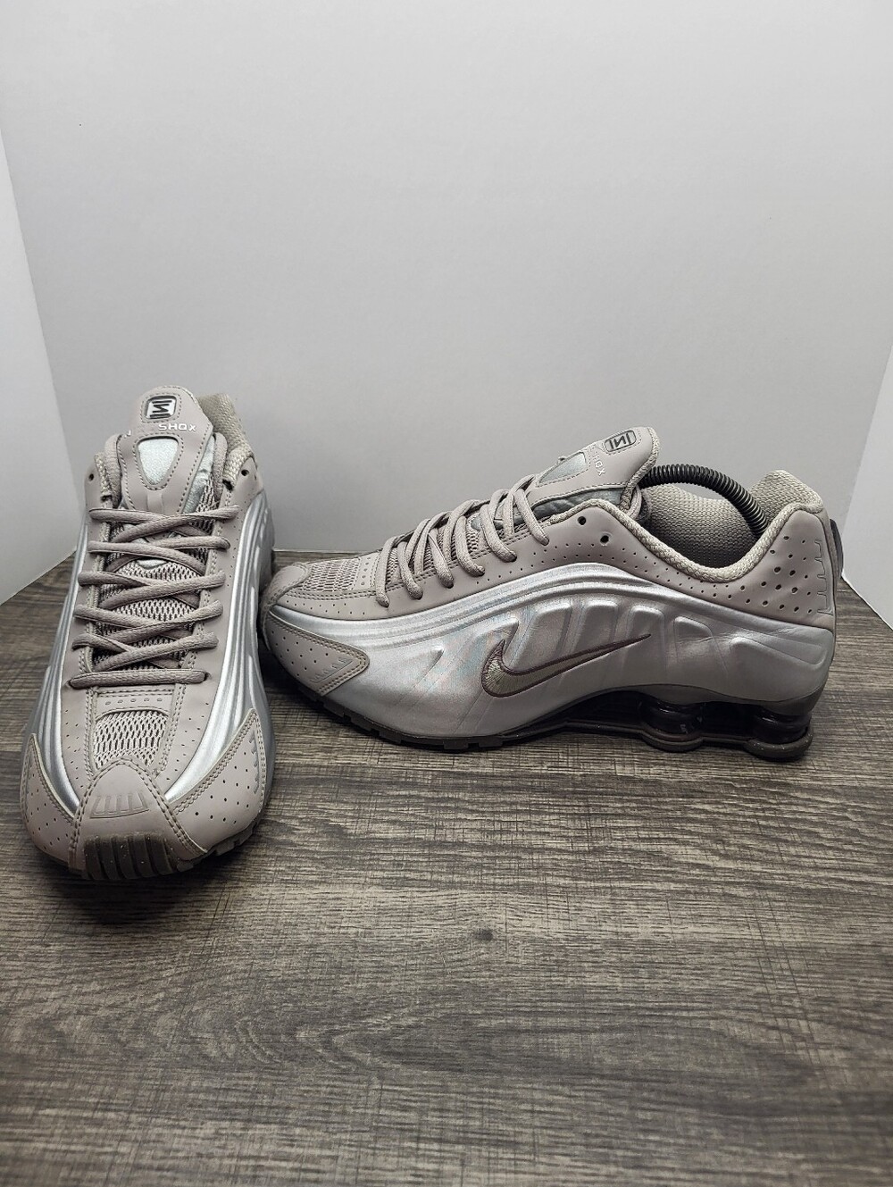 Nike Shox R4 Cave Stone Neutral Gray Men's Size 9.5 Running Shoes Sneakers